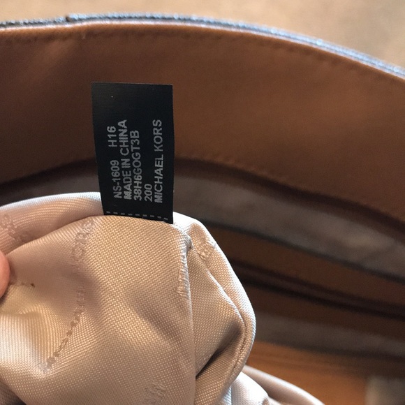 Michael Kors bag WITH travel wallet in brown - Picture 5 of 10